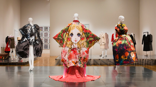 18世紀フランスの宮廷衣装から、最新グッチまで！「ドレス・コード？ー着る人たちのゲーム」展がついに 東京で開催！300点余の作品がズラリ…… （全2回）