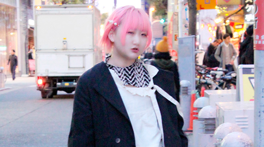 OSAKA STREET SNAP 456　ピンクのヘアと対照的に服はクールなモノトーンでまとめて