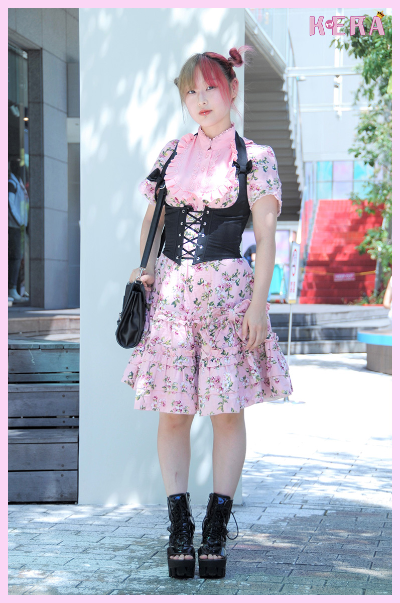 Osaka Street Snap 424 コルセットベストやブーツサンダルで甘めのワンピにハードさを加えて Kera Style ケラ スタイル
