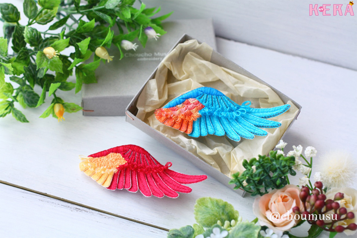 色鮮やかな鳥の翼を立体的な刺繍で表現するChoucho Musubiのアクセサリー